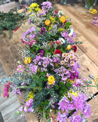 Dessus de cercueil en fleurs fraîches
