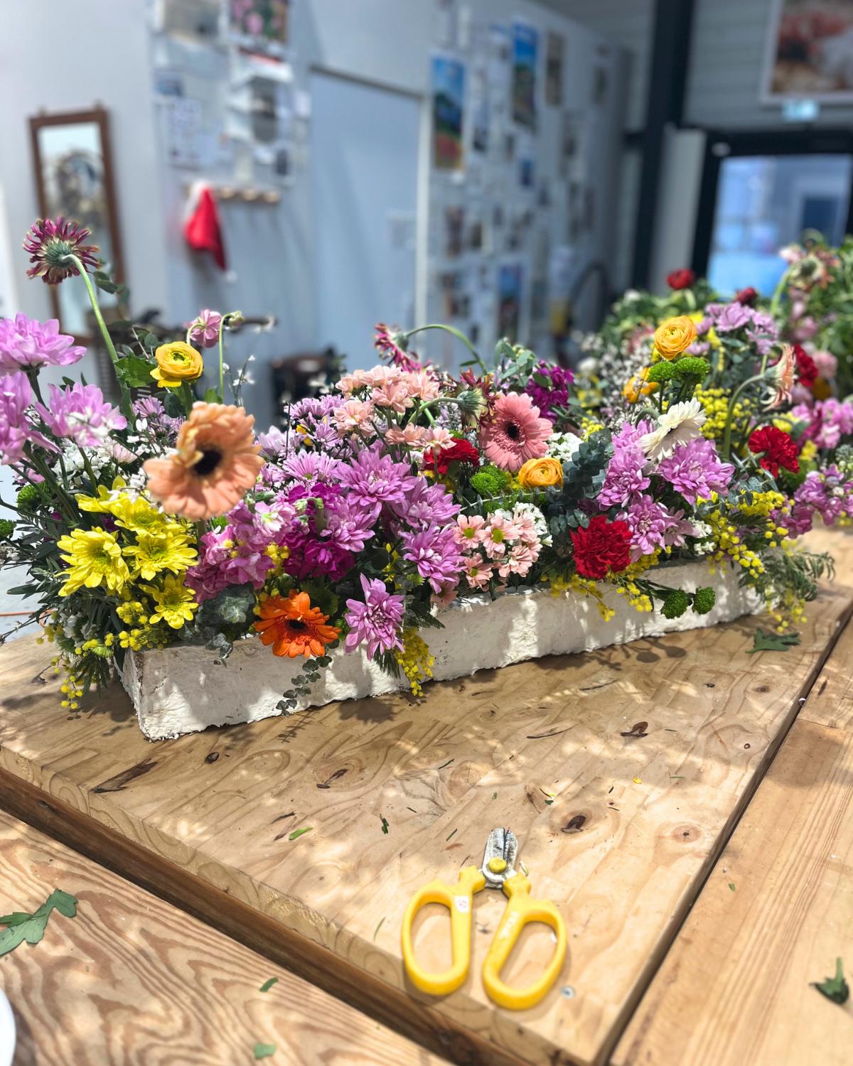 Dessus de cercueil en fleurs fraîches