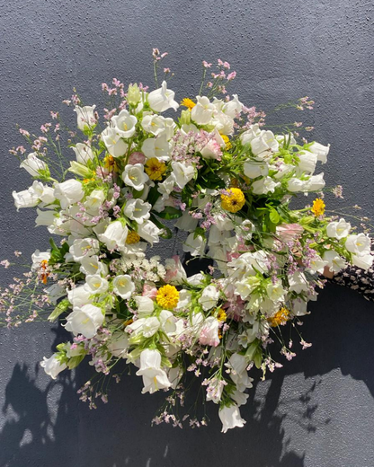 Couronne mortuaire en fleurs fraîches